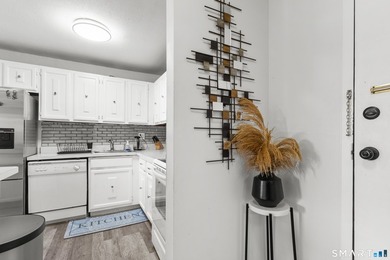 Spacious and updated third floor ranch style condominium. Large - photo 4