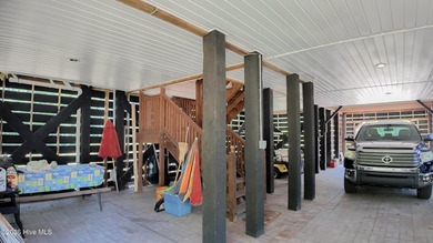 Home is located on a quiet street with room between neighbors - photo 5