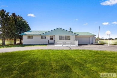Welcome to peaceful country living! This charming 3 bedroom, 2 - photo 1
