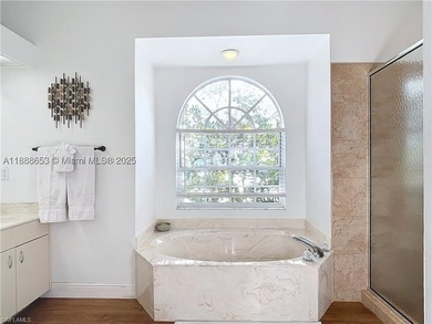 Located in the heart of Naples, this fully furnished 3 bed, 2 - photo 11