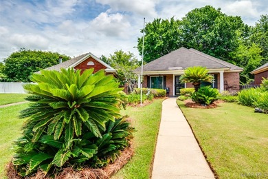Beautifully maintained 2-bedroom, 2-bath brick garden home - photo 2
