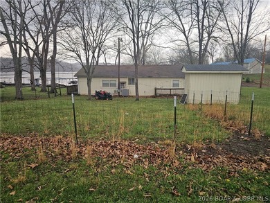 Lakefront investment opportunity! This 3-bedroom, 1-bath home - photo 3