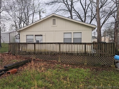 Lakefront investment opportunity! This 3-bedroom, 1-bath home - photo 4