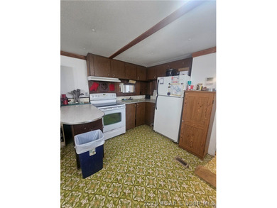 Lakefront investment opportunity! This 3-bedroom, 1-bath home - photo 7