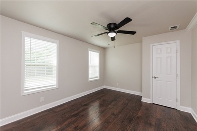 MUST SEE!!!! This charming 3-bedroom, 1-bath home offers comfort - photo 21