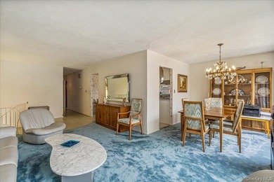 Welcome to this spacious and sun-filled 3-bedroom, 2.5-bathroom - photo 2