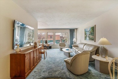Welcome to this spacious and sun-filled 3-bedroom, 2.5-bathroom - photo 3