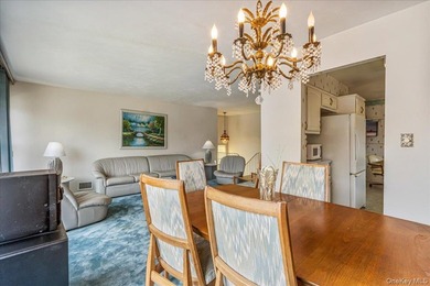 Welcome to this spacious and sun-filled 3-bedroom, 2.5-bathroom - photo 4