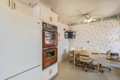 Welcome to this spacious and sun-filled 3-bedroom, 2.5-bathroom - photo 6