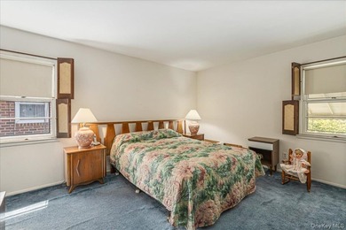 Welcome to this spacious and sun-filled 3-bedroom, 2.5-bathroom - photo 9