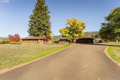 Welcome to Lookingglass Vineyard, a remarkable 142.94-acre - photo 4
