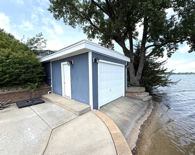 Phenomenal lake property with 180 degrees of water frontage and - photo 33