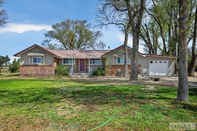 House with shop in quiet country setting on over 2 acres - photo 1