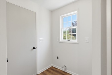 Beautiful white vinyl-sided Colonial with impressive front - photo 18