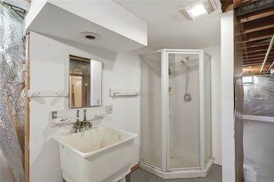 Beautiful white vinyl-sided Colonial with impressive front - photo 30