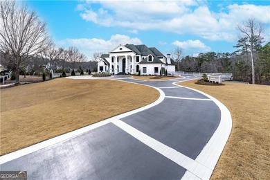 Extraordinary, fully renovated gated estate offering a rare - photo 3