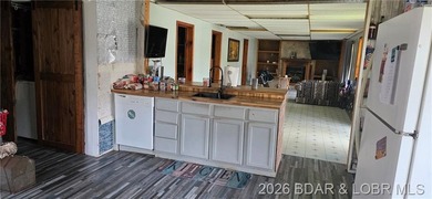 Large lakefront family home tucked back in a protective cove for - photo 9