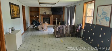 Large lakefront family home tucked back in a protective cove for - photo 10