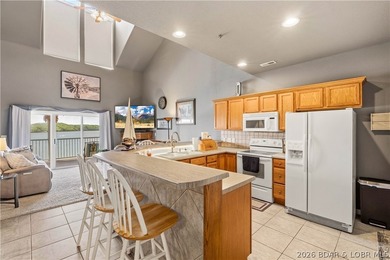 TWO BOAT SLIPS INCLUDED! Spacious, quiet top-floor 4BR/3BA condo - photo 9