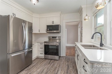 Welcome home to this charming 2-bedroom, 1-bath bungalow nestled - photo 9