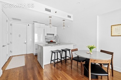 Perfectly positioned in Yorkville near parks, dining, and - photo 3