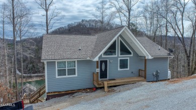 2 year old vacation rental in Lakeside Estates behind the - Lake Home For Sale in Lafollette, Tennessee