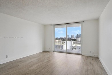 Spacious and remodeled . walking distance to Hallandale beach