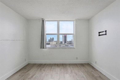 Spacious and remodeled . walking distance to Hallandale beach