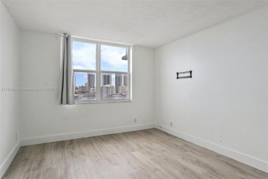 Spacious and remodeled . walking distance to Hallandale beach