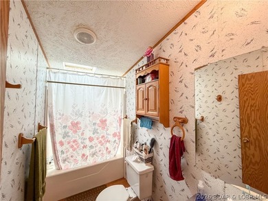 Enjoy privacy, space and a convenient location with this 3 - photo 14