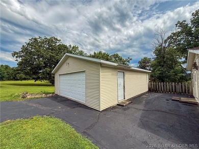 Enjoy privacy, space and a convenient location with this 3 - photo 17