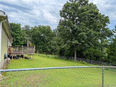 Enjoy privacy, space and a convenient location with this 3 - photo 21