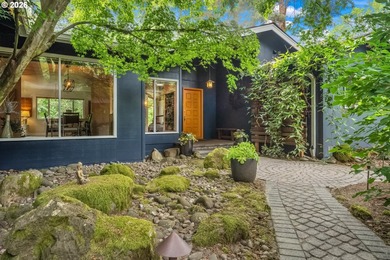 BEST VALUE ON THE LAKE. Waterfront Lake Oswego living in a - photo 5