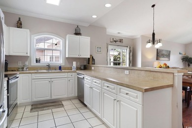This beautiful top floor End Unit Condo Features, 3 bedroom, 2 - photo 12