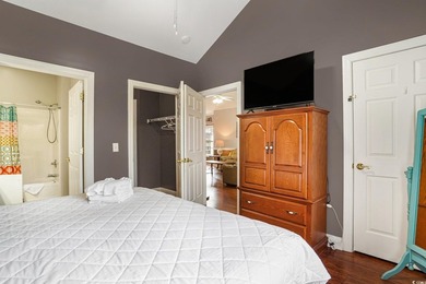 This beautiful top floor End Unit Condo Features, 3 bedroom, 2 - photo 17