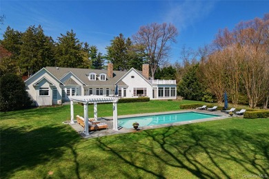 Welcome to 17 Hilldale Lane, a private estate set on two lush - photo 4