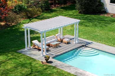 Welcome to 17 Hilldale Lane, a private estate set on two lush - photo 8