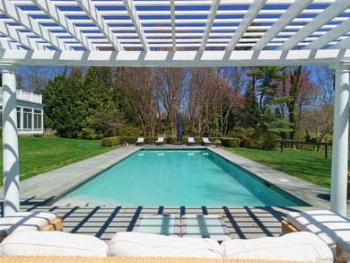 Welcome to 17 Hilldale Lane, a private estate set on two lush - photo 9