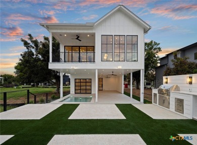 Lake LBJ Home For Sale in Kingsland Texas