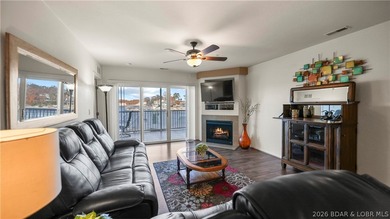 Three bedrooms, three full baths, two of those bedrooms lakeside - photo 3