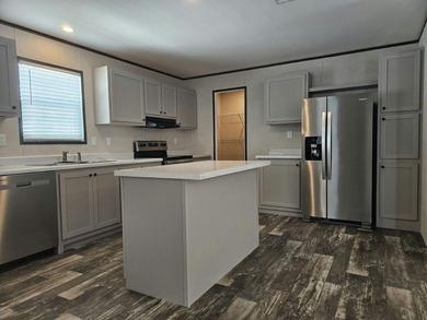 This big, bright and cheery double wide home has 3 bedrooms and - photo 3