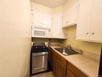Prime Location, Conveniently located lobby. Alcove studio with - photo 6