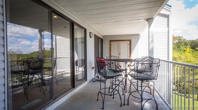 Welcome to this beautifully updated 1-bedroom lakefront end-unit - photo 7