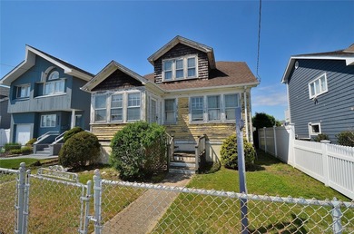 Waterfront opportunity in Wantagh, NY! This spacious 6-bedroom - photo 3