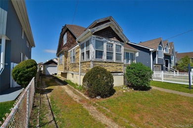 Waterfront opportunity in Wantagh, NY! This spacious 6-bedroom - photo 4
