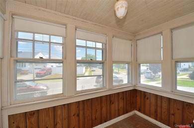 Waterfront opportunity in Wantagh, NY! This spacious 6-bedroom - photo 5