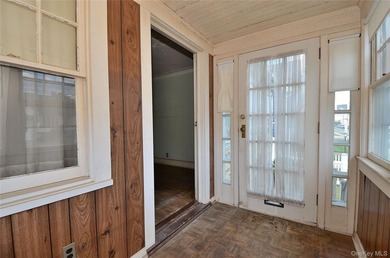 Waterfront opportunity in Wantagh, NY! This spacious 6-bedroom - photo 6