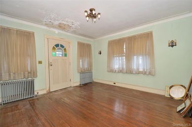 Waterfront opportunity in Wantagh, NY! This spacious 6-bedroom - photo 7
