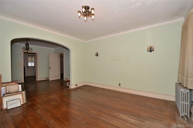 Waterfront opportunity in Wantagh, NY! This spacious 6-bedroom - photo 8