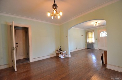 Waterfront opportunity in Wantagh, NY! This spacious 6-bedroom - photo 9